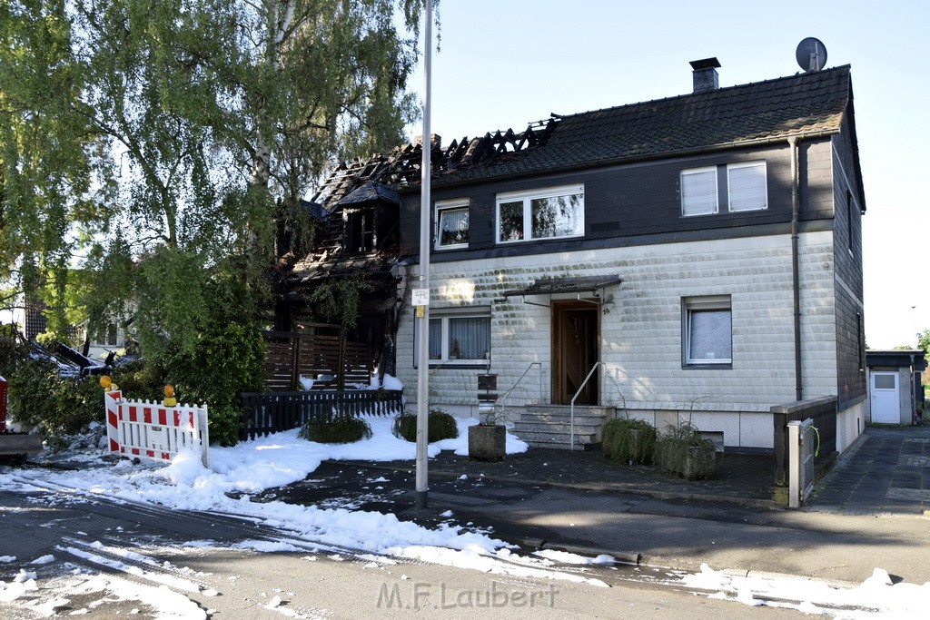 Grossfeuer Einfamilienhaus Siegburg Muehlengrabenstr P1300.JPG - Miklos Laubert